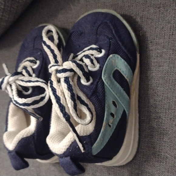 The Childrens Place baby sneakers size 2 - Picture 4 of 8